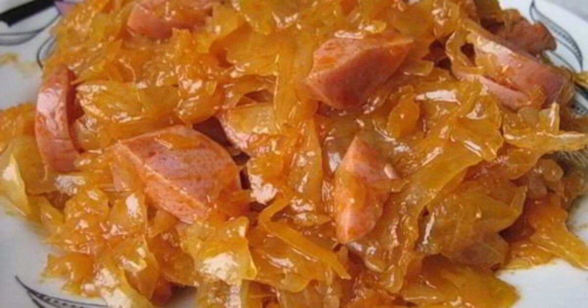 Колбаса кабачок капуста. Тушёная капуста с колбасой. колбаски с тушеной капустой. тушёная капуста с картошкой. тушеная капуста с колбасой и картошкой.