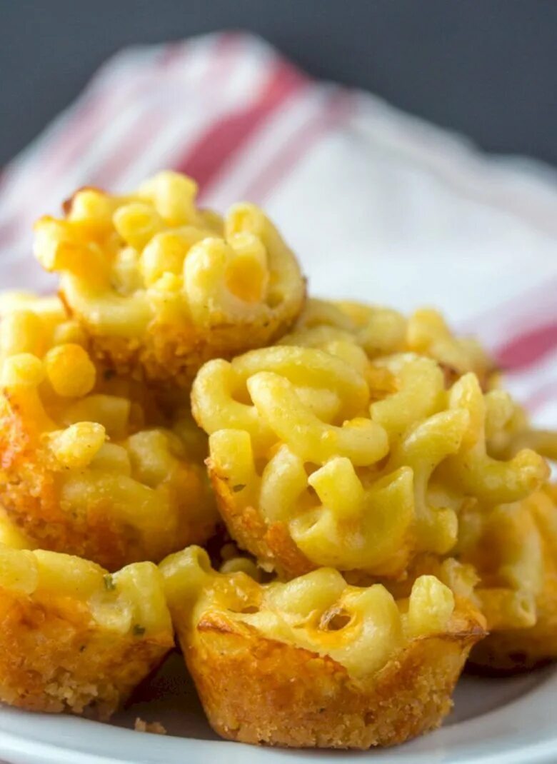 Как называются макароны с сыром. Мак энд чиз. макароны mac and cheese. сырные макароны. макароны чиз с сыром.