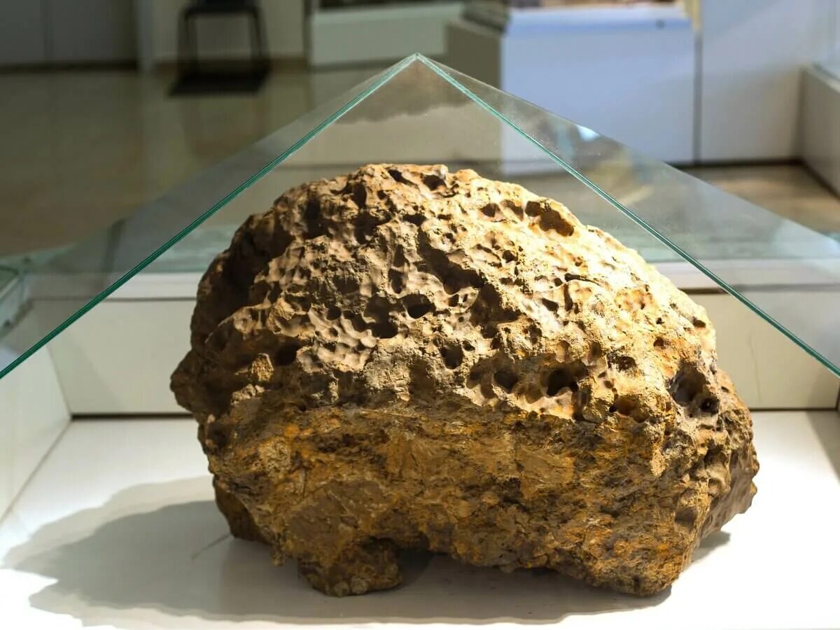 Какой был челябинский метеорит. Чебаркуль метеорит. метеорит в челябинске 2013. краеведческий музей челябинск метеорит. кыштымский метеорит.