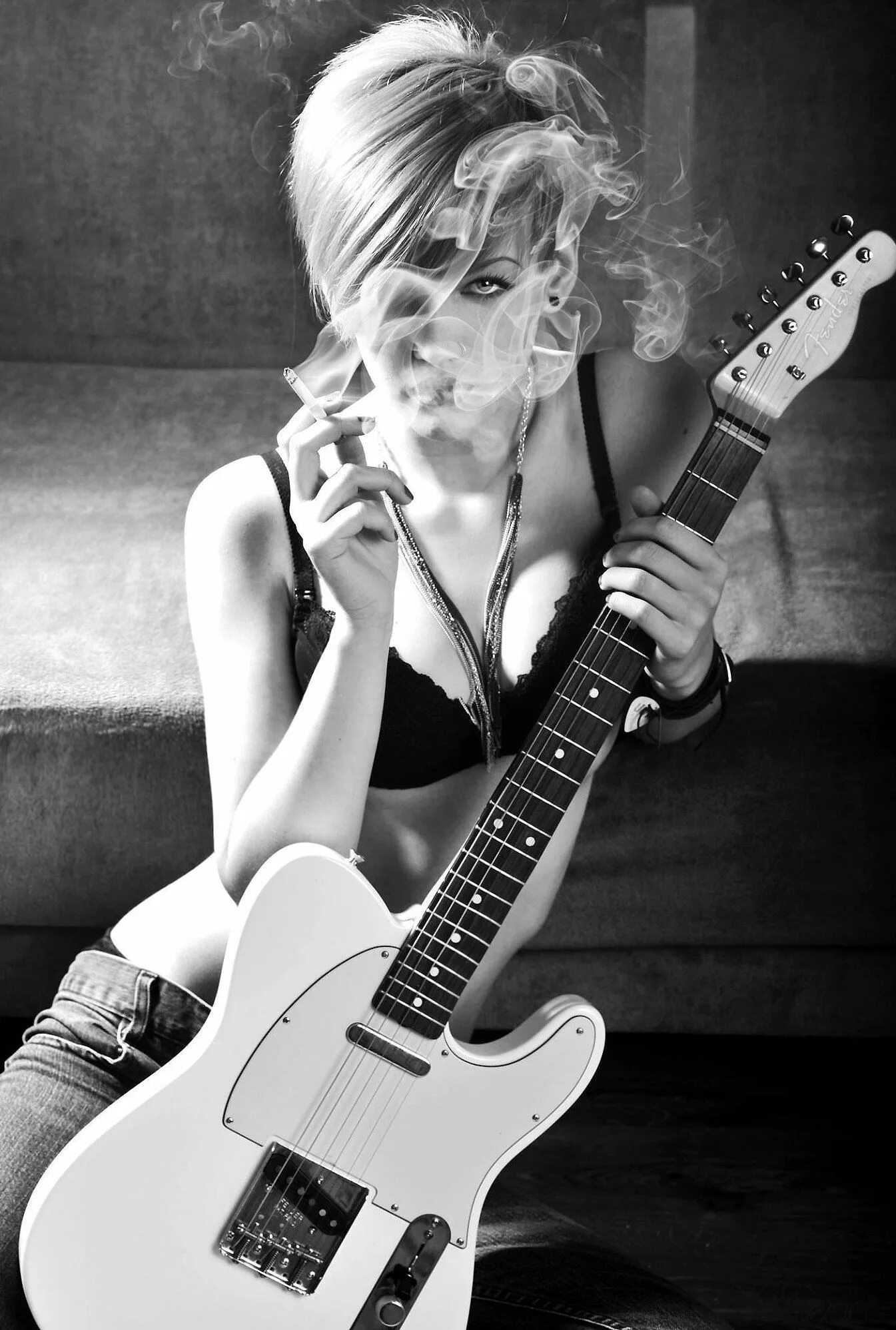 Рок звезда девушка. Women in rock. Rock in girls. Эмо девочка с гитарой. Девушка с электрогитарой.