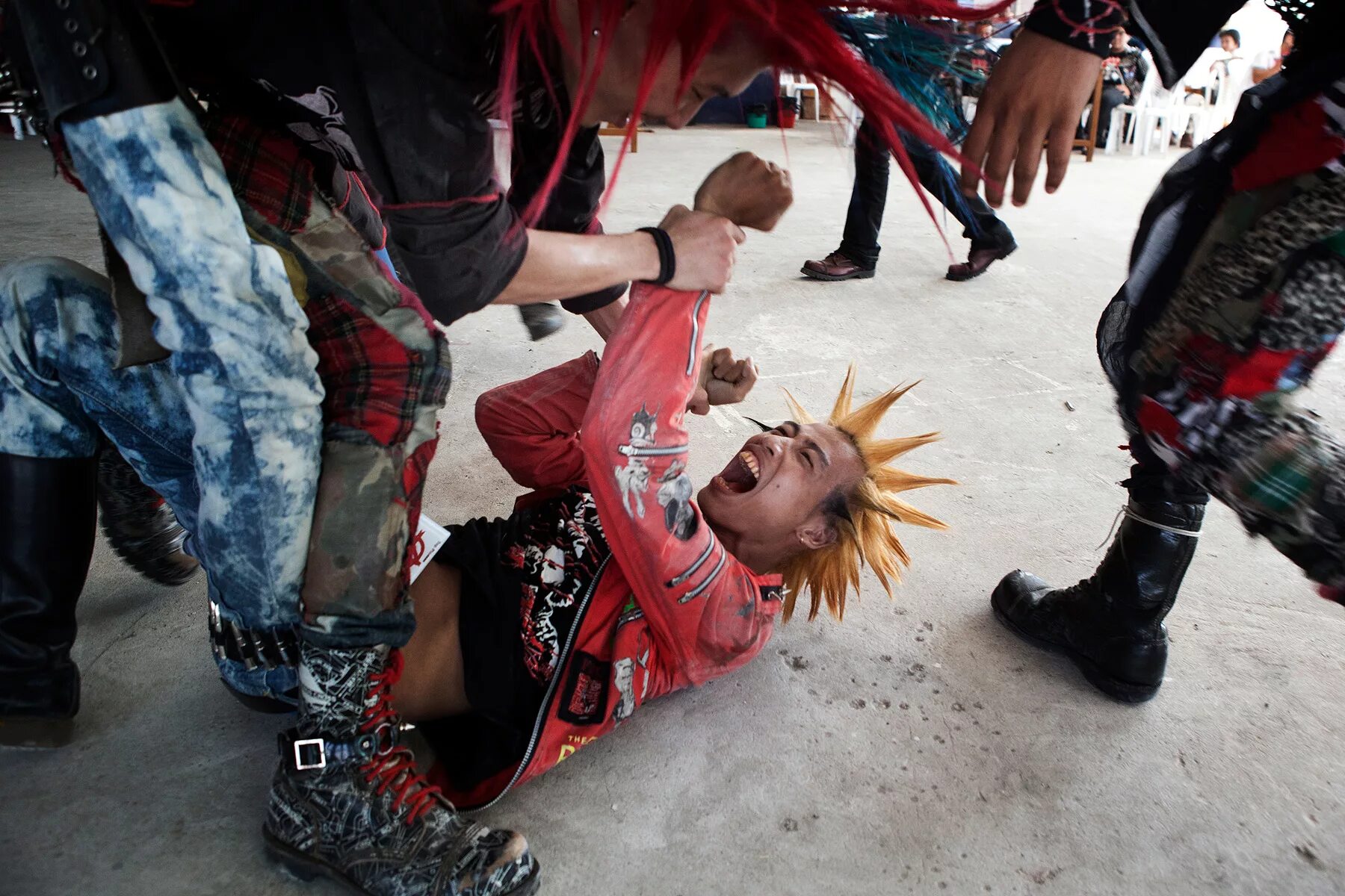 Фрэнк скинхед. Нефора бьют. Панк (субкультура). Неформалы против гопников. Дагестанцы против гопников.