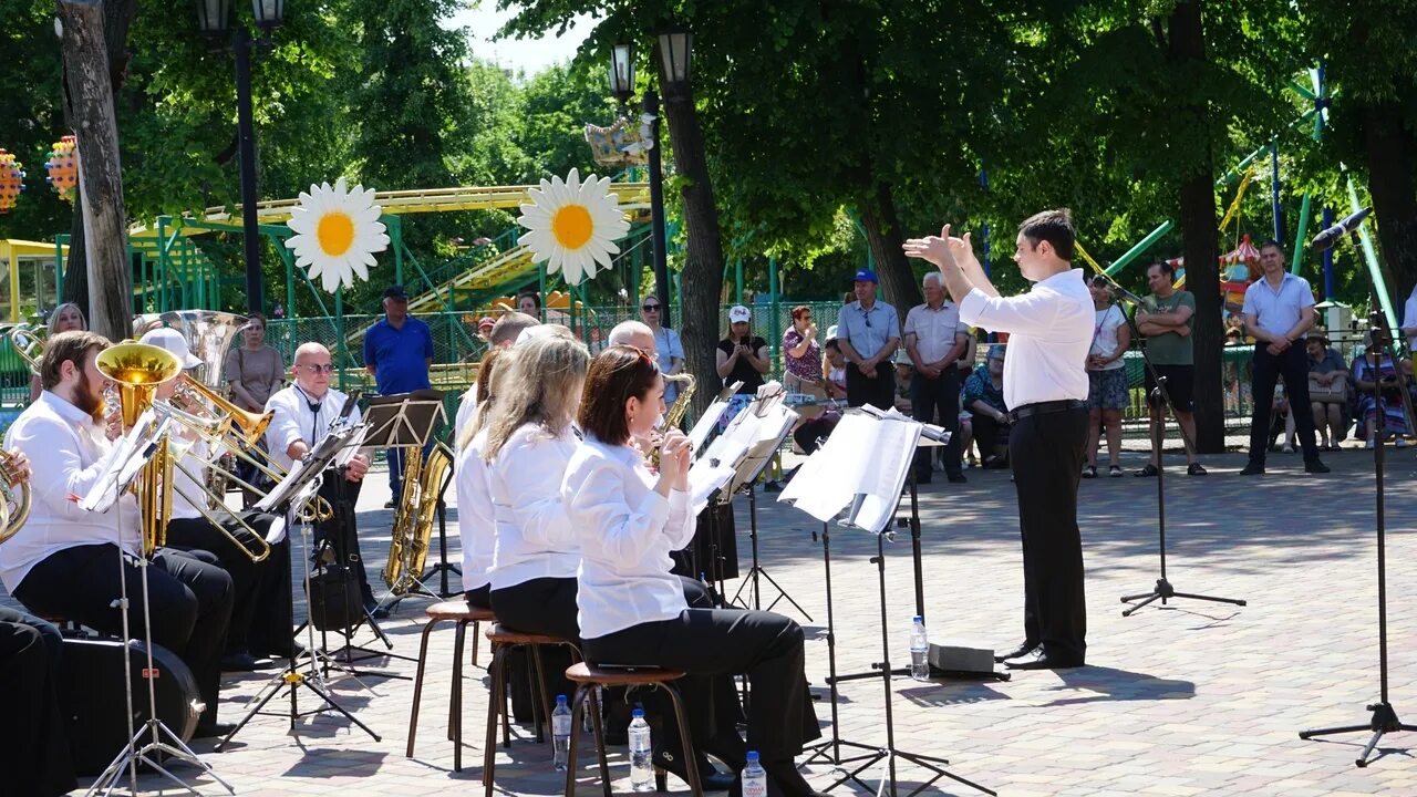 Новочеркасск городской парк духовой оркестр. Оркестр в городском саду. Духовой оркестр в парке. Международный фестиваль духовых оркестров.