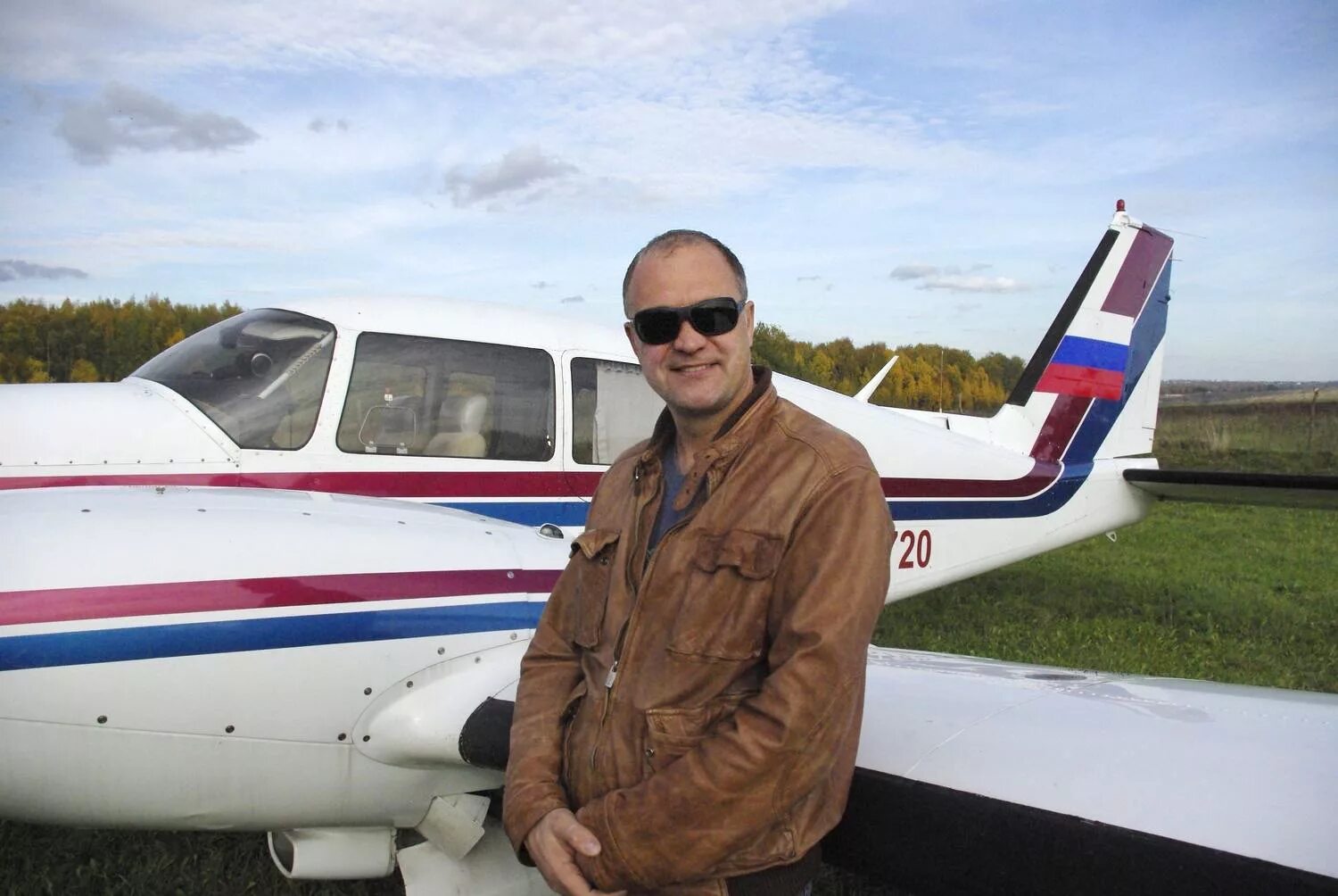 Пилот малой авиации. Пилот с самолетом малой авиации. Инструктор в самолете. Маленький самолет. "robert norris"+wa.