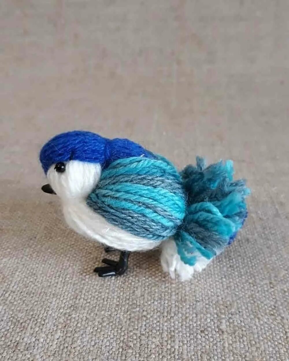 птички из картона и пряжи. поделка снегирь из ниток. птички из пряжи мастер класс. птица из ниток. снегирь из ниток.