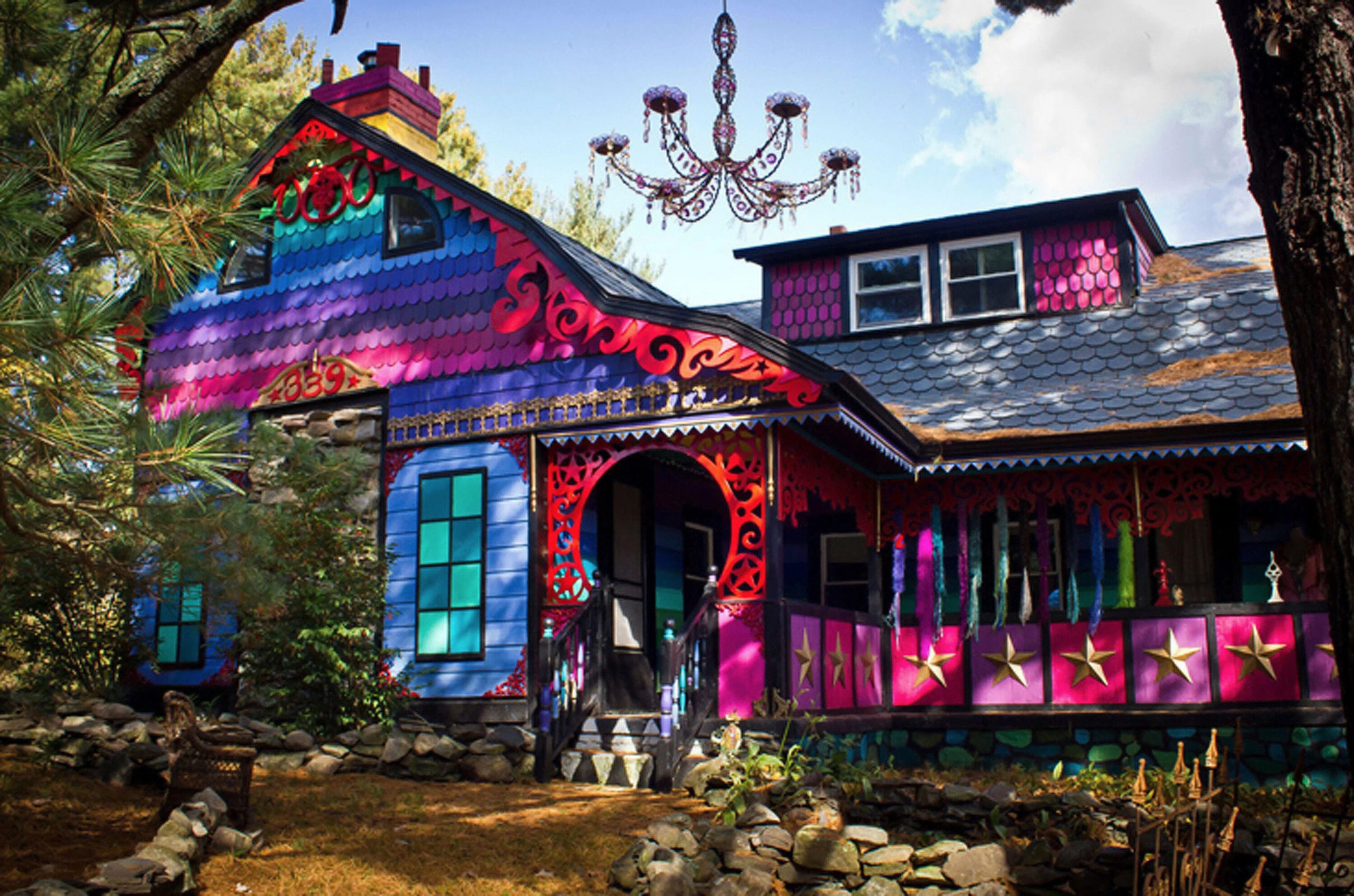 Радужный дом в Вудстоке. Яркие домики. Разноцветный дом. Разноцветные домики.