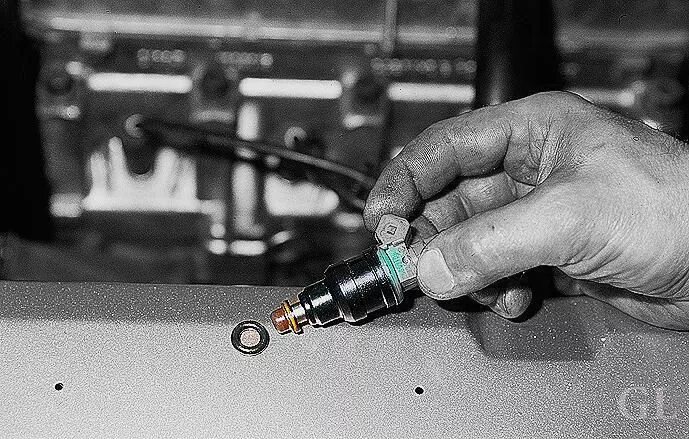 Форсунки ваз 2110 16 клапанов. Ваз 2112 16 клапанная форсунки. Замена инжекторов ваз 2110. Форсунка топливная ваз 2110. Уплотнительные кольца форсунок ваз 2112 16 клапанов.