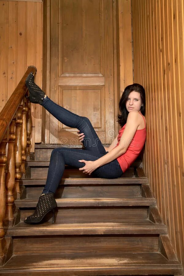 Девочка на крылечке. Мальчик сидит на полу. Сидит на деревянном. Сидит на деревянном. Девушка сидит верхом на заборе.