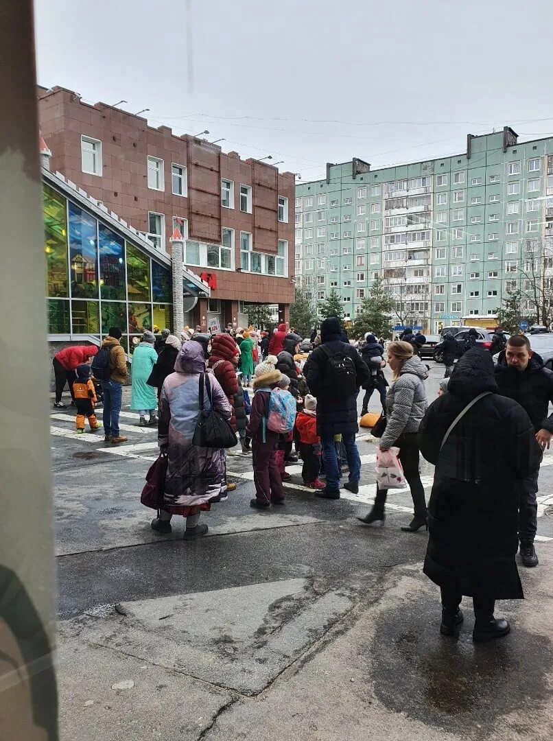 Эвакуация галерея спб сегодня. Пожар в Гранд каньоне. ТРК Гранд. Пожар в ТЦ В Питере. Эвакуация.