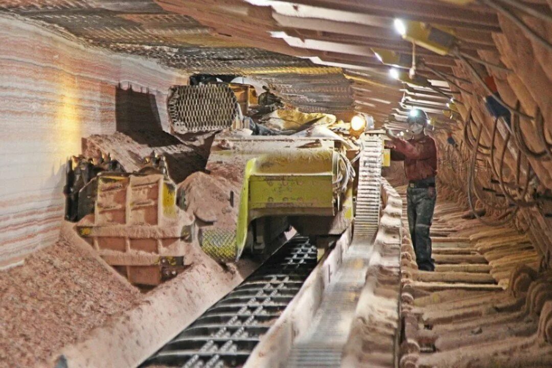 Беларуськалий солигорск. Солеотвал уралкалий. Белорусский калийный завод. Солигорский завод калийных удобрений. Калийный завод беларусь.