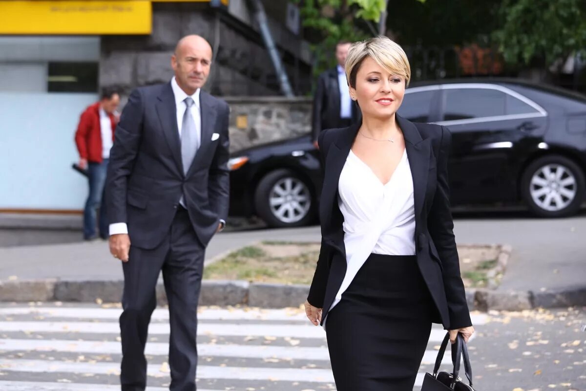 Варум и крутой опоздавшая любовь. Николай агутин фото с женами. Анжелика варум опоздавшая. Варум сейчас. Варум и крутой опоздавшая любовь.