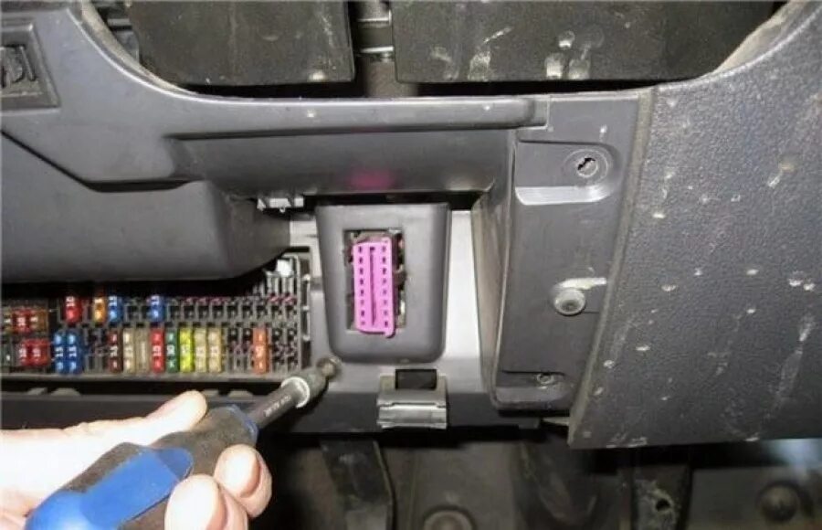 Разъём obd volkswagen passat b7. Vw passat b5 диагностический разъем. Где находится диагностический разъем фольксваген пассат. Volkswagen passat b7 диагностический разъём. Bmw x5 2002 разъем обд.