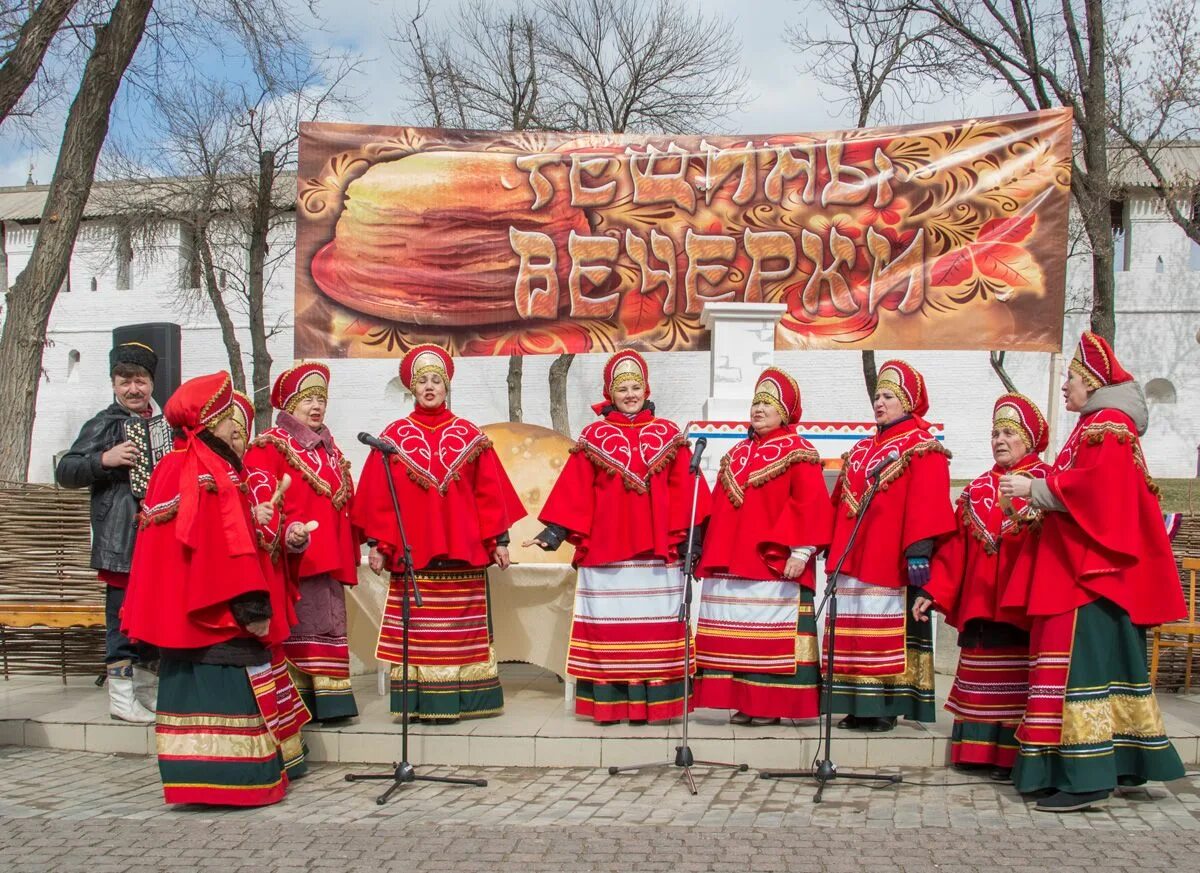 Атрибутика Масленицы. Масленица в Астрахани. Масленичные атрибуты. Атрибуты Масленицы. Масленичные частушки народные