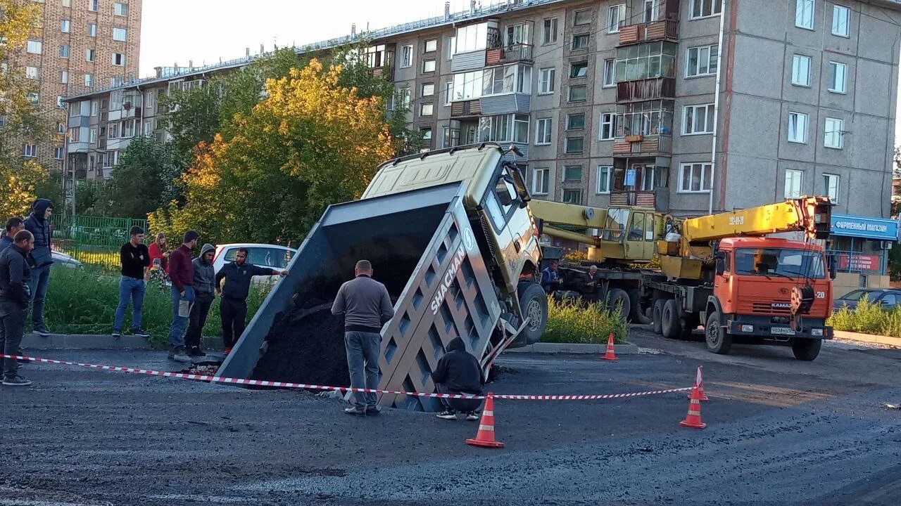 Где провалился асфальт. Грузовик провалился под асфальт. Машина провалилась под асфальт. Грузовая машина провалилась. Асфальт вокруг машины.