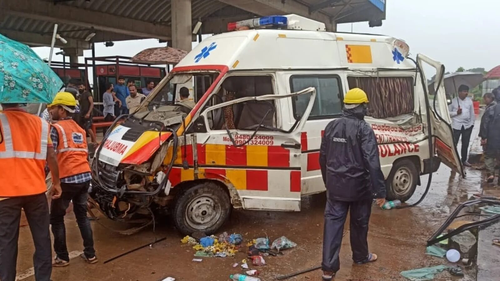 Скорая в Индии. Индия авария скорой помощи. Скорая / Ambulance Постер. Индийские скорые помощи из 80-х.