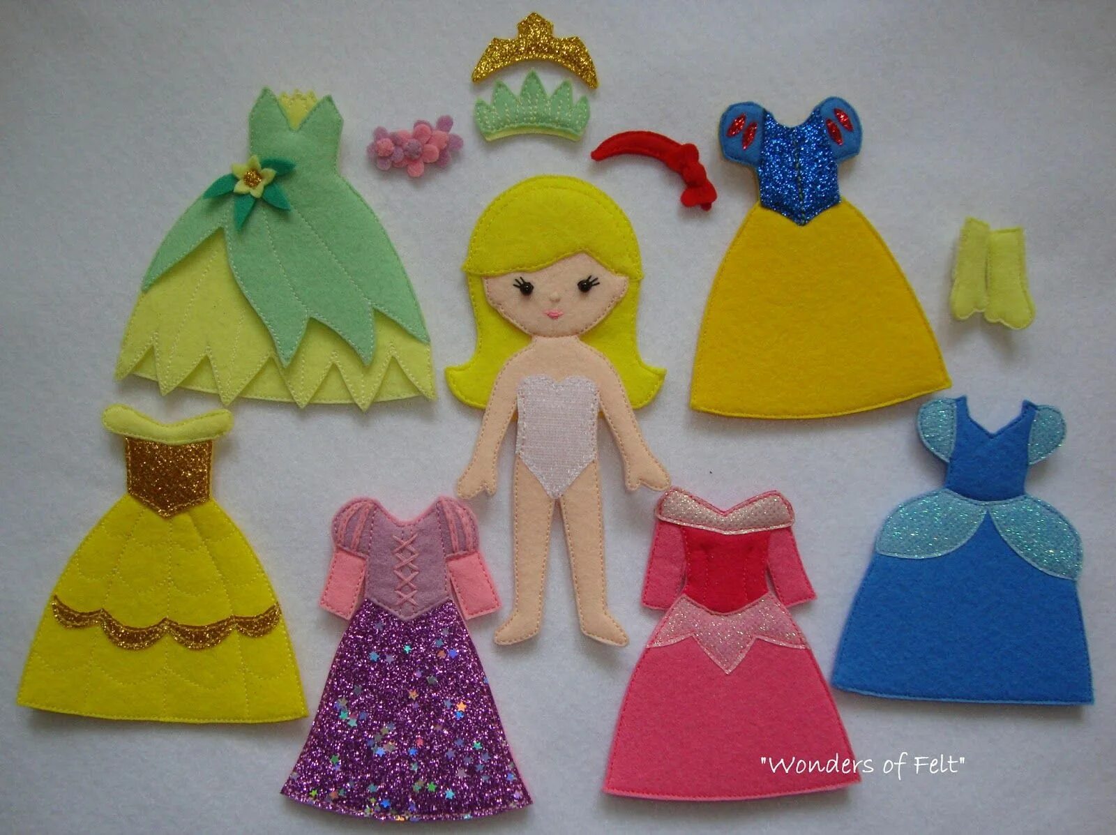 Wonder felt. Wonder felt. Фетровое чудо. Девочка с одеждой из фетра. Книжки из фетра про принцесс.