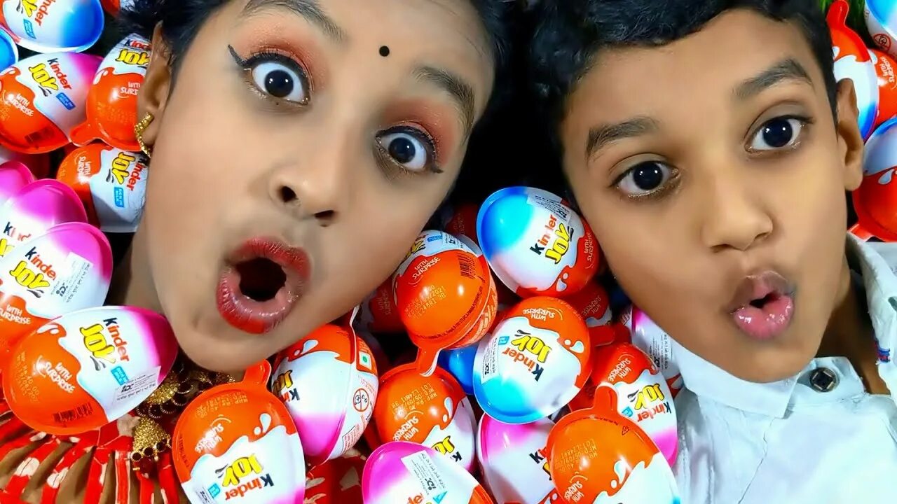 Киндер шоколад новое. Киндер Канди. Kinder Joy новый год. Kinder Chocolate Egg. Живые киндеры