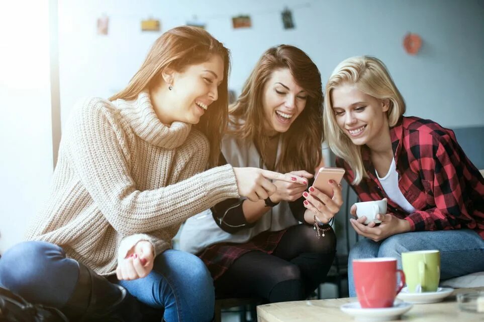 Жизнь с тремя подружками. Модные девушки разговаривают. Успешные подруги. Искренние подруги. Три подруги в кафе.