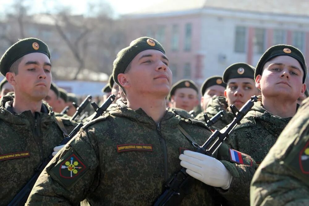 Репетиция парада мая. Подготовка к военному параду. Военные на параде Победы 2022. Парад 9 мая 2022 в городе Белогорс. Военная служба. Военнослужащие.