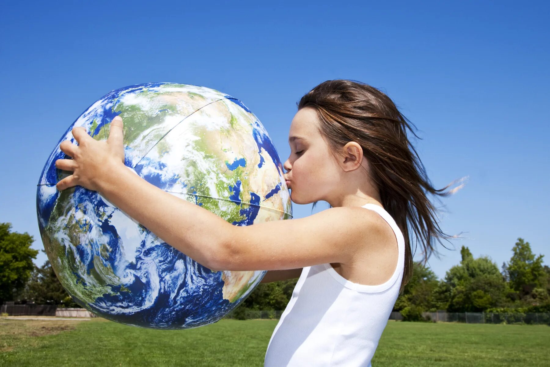 Как земля помогает людям. Земля - Планета людей. Мир в руках человека. Обнимая планету. Человек с глобусом.