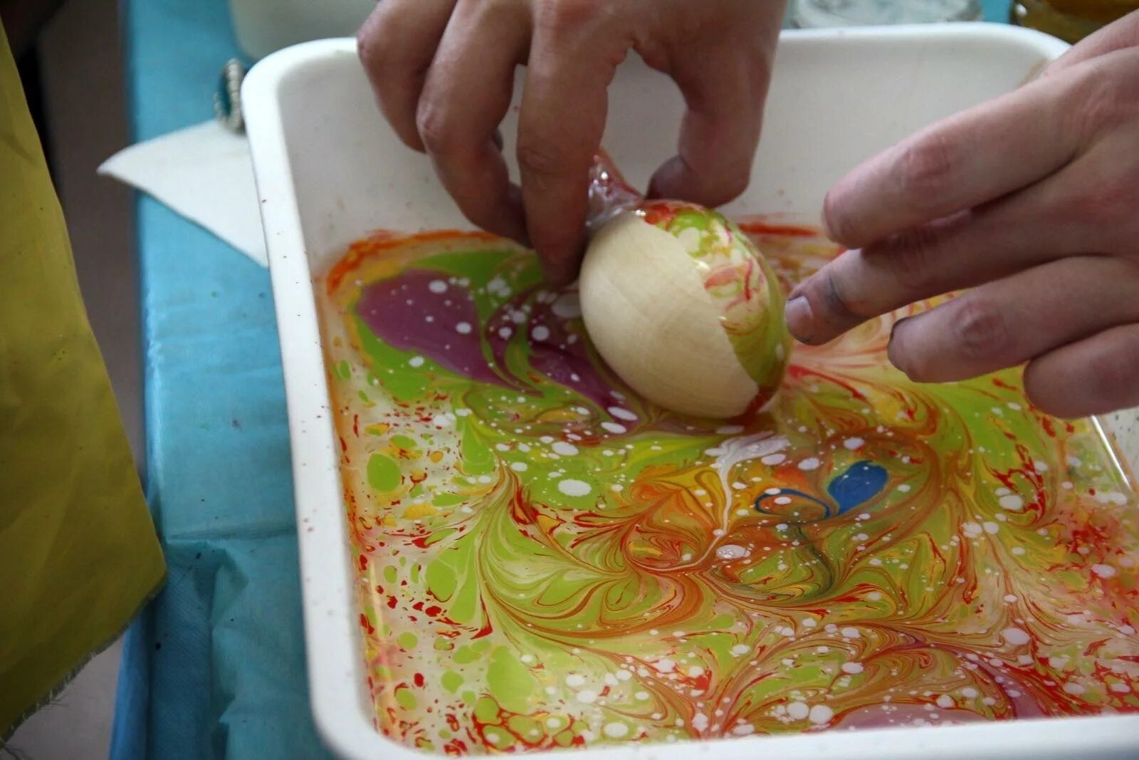 Как покрасить яйца фломастерами и салфеткой. Яйца эбру. Пасхальное яйцо в технике эбру. Окрашивание пасхальных яиц салфетками. Крашеные яйца в салфетках.