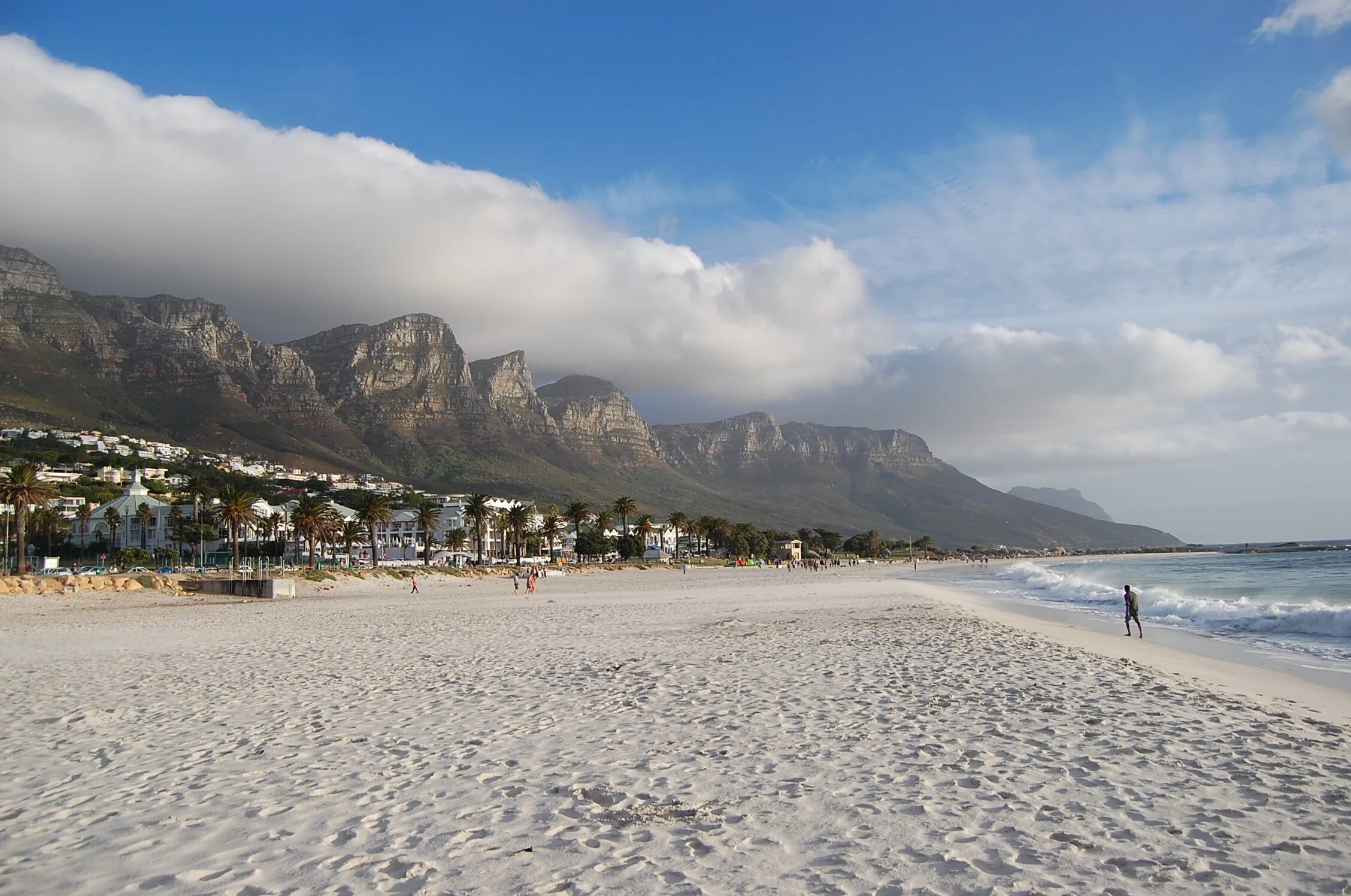 Camps Bay Кейптаун. Кэмпс-Бэй, ЮАР. Пляж Кампс-Бэй. Пляж Кэмпс Бэй.