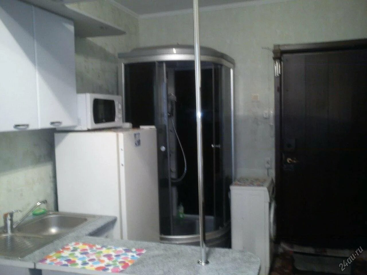 Провести воду в комнату в общежитии. Комната в общежитии с душевой кабиной. душевая кабина в комнате общежития. туалет и душевая кабинка на кухне.