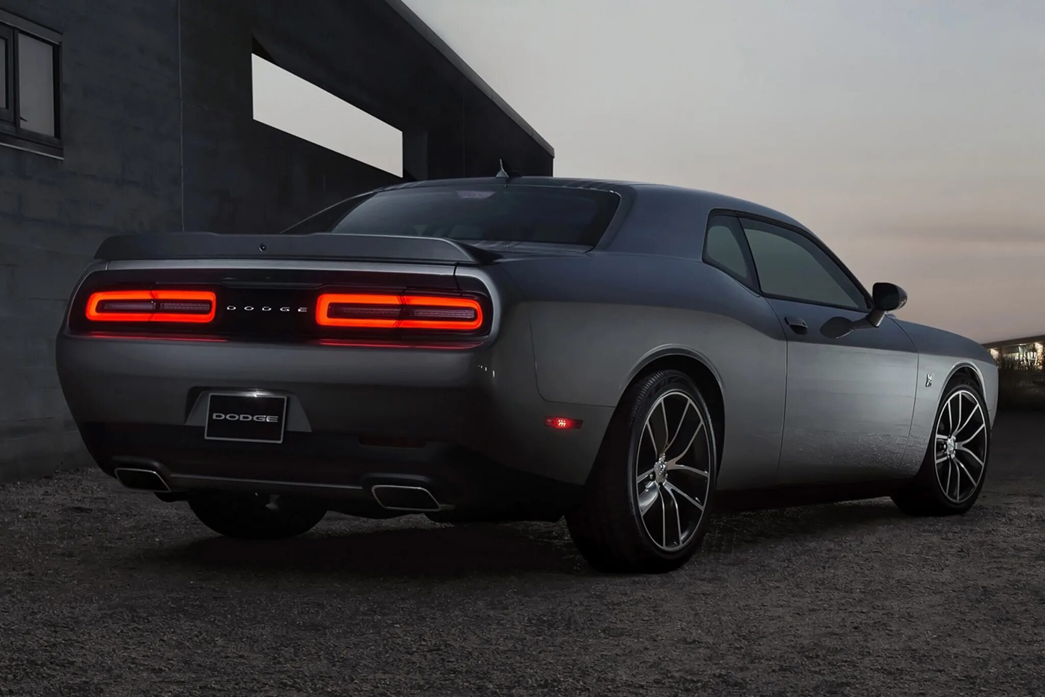 Сколько стоит додж. Додж Челленджер 5.7. Додж Чарджер 5 поколения. Dodge Challenger srt8 2014. Dodge Challenger srt8.