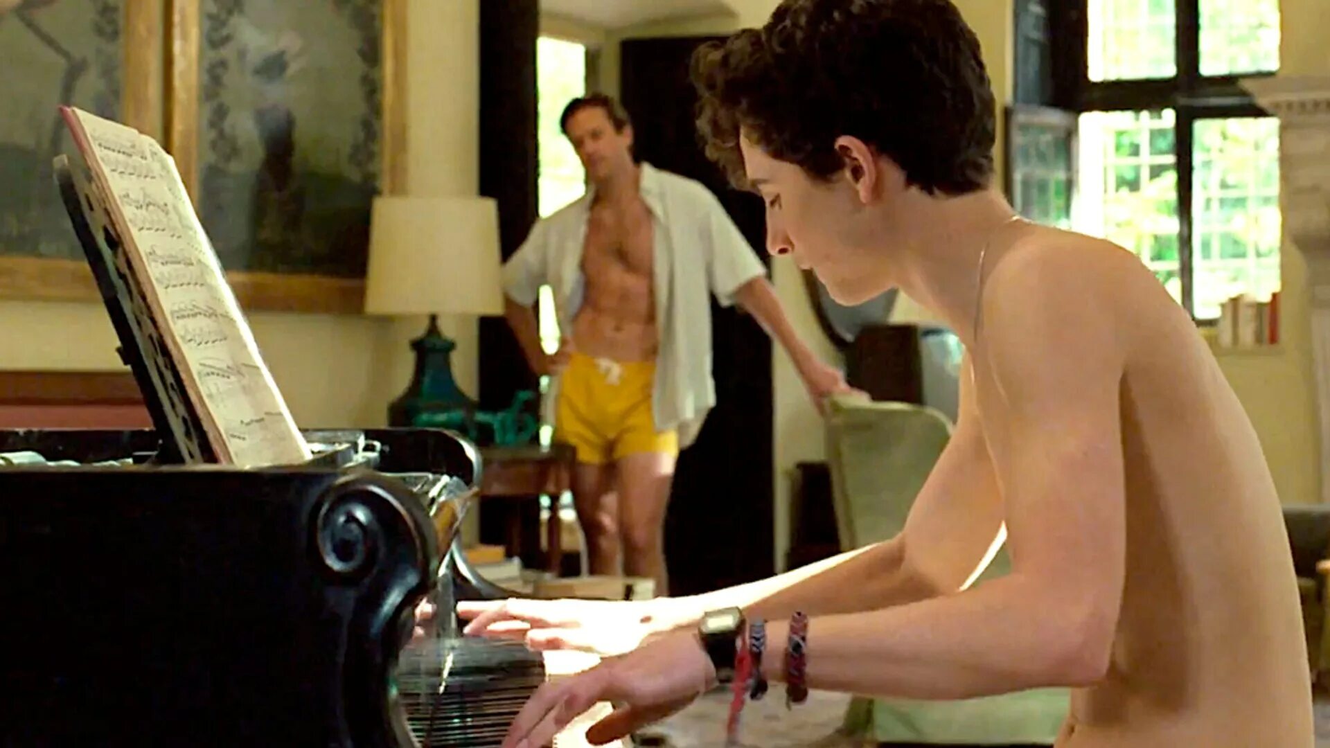 Тимоти шаламе элио. Тимоти шаламе назови меня своим. Арми хаммер и тимоти шаламе фильм. Элио и оливер. Спам арт.