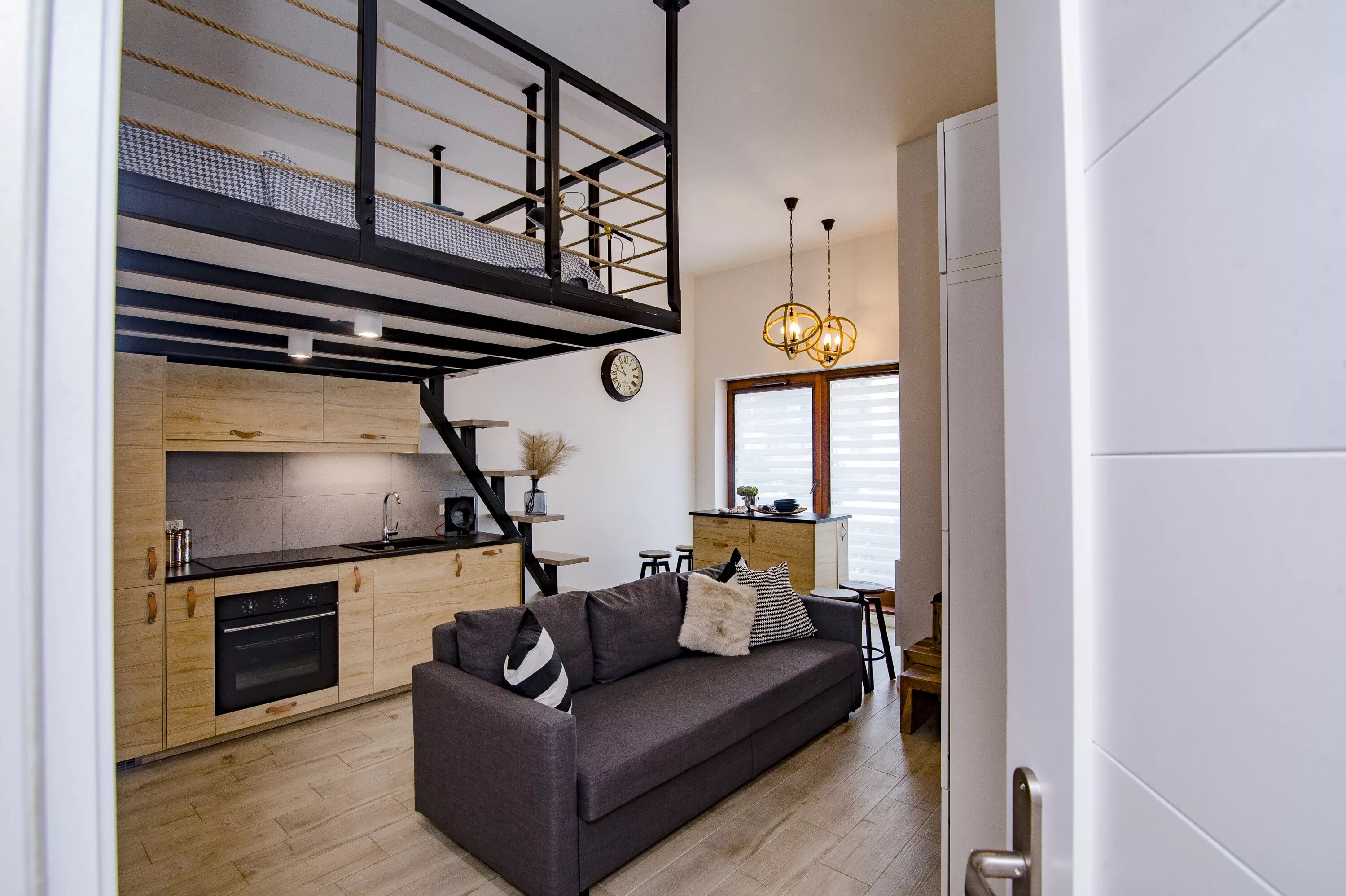 двухуровневая студия 24м2. квартира с потолками 3 метра. шкаф в квартире с высокими потолками. лестница лофт в антресольный этаж. потолками 3 6 м.