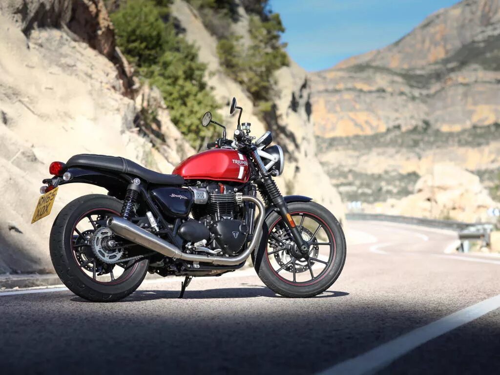 Triumph street twin. Triumph street triple 2009. Триумф стрит трипл 675. Triumph street triple 675. Triumph street triple.