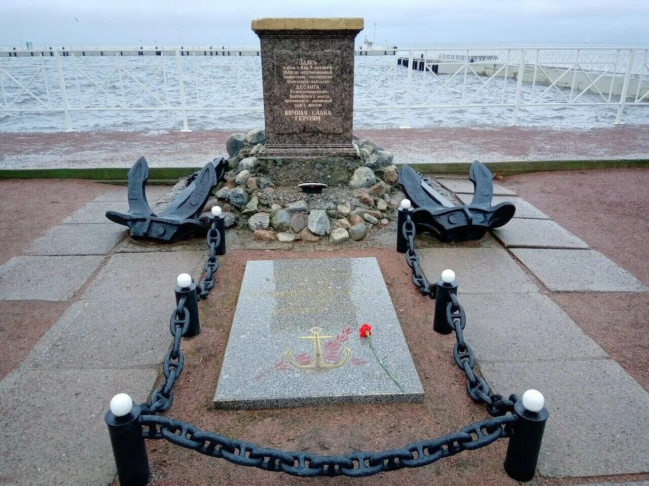 Петергоф морского десанта. Петергофский десант памятник. памятник петергофскому десанту в петергофе. морской десант в петергофе 1941. памятник морякам-балтийцам в петергофе.