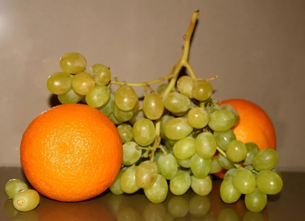 Апельсин и виноград. Виноград мандарин. Виноград цитрусовый. Виноградный апельсин. Яблоко виноград мандарин