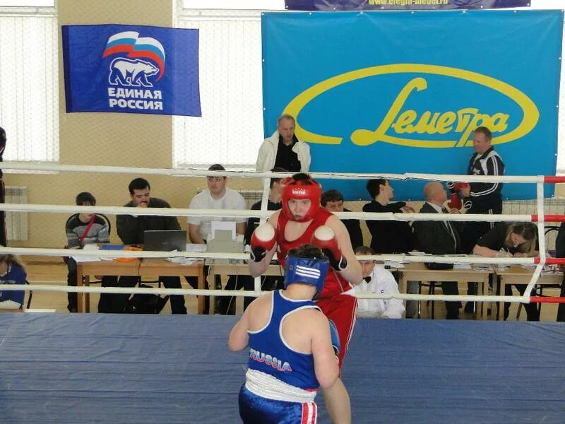 Муай тай великий новгород. Бокс боровичи. Бокс боровичи. Кюм бокс великий новгород. Устюжна вологодская область школа бокса тренер.