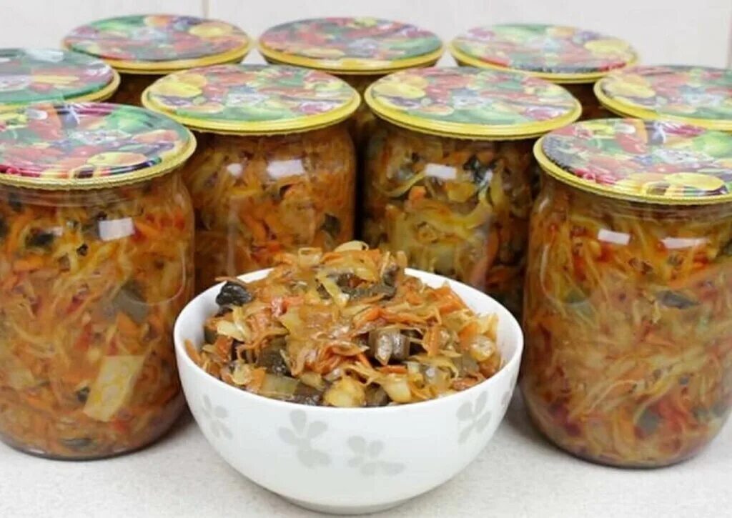 Кухня наизнанку солянка с грибами на зиму. Солянка с грибами. солянка с грибами и капустой на зиму с томатной пастой. салаты на зиму с грибами. солянка с капустой.
