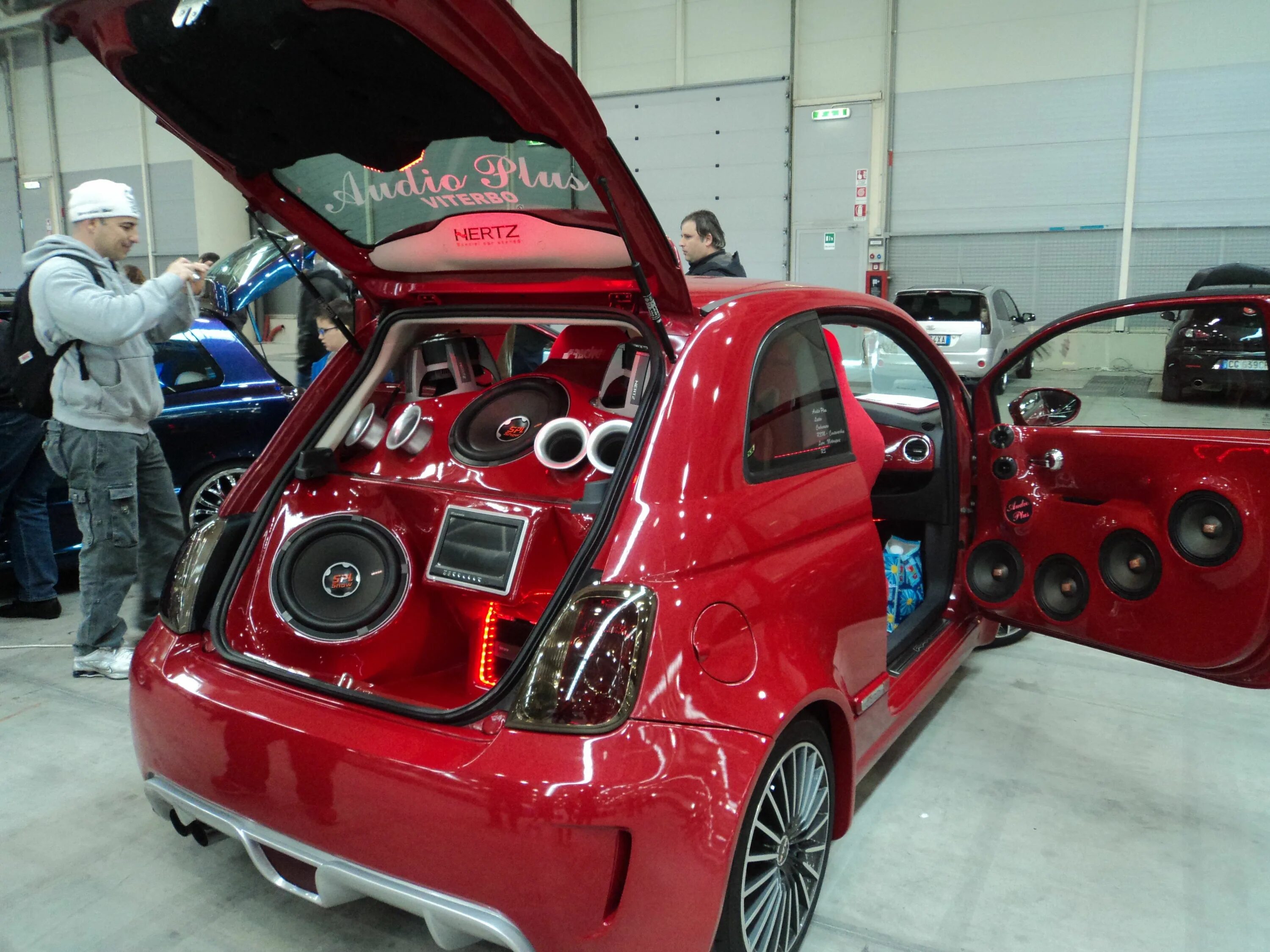 Audio tuning. Сабвуфер Fiat 500 Abarth. Fiat 500 tuned. Fiat 500 Tuning. Фиат 500 тюнинг.