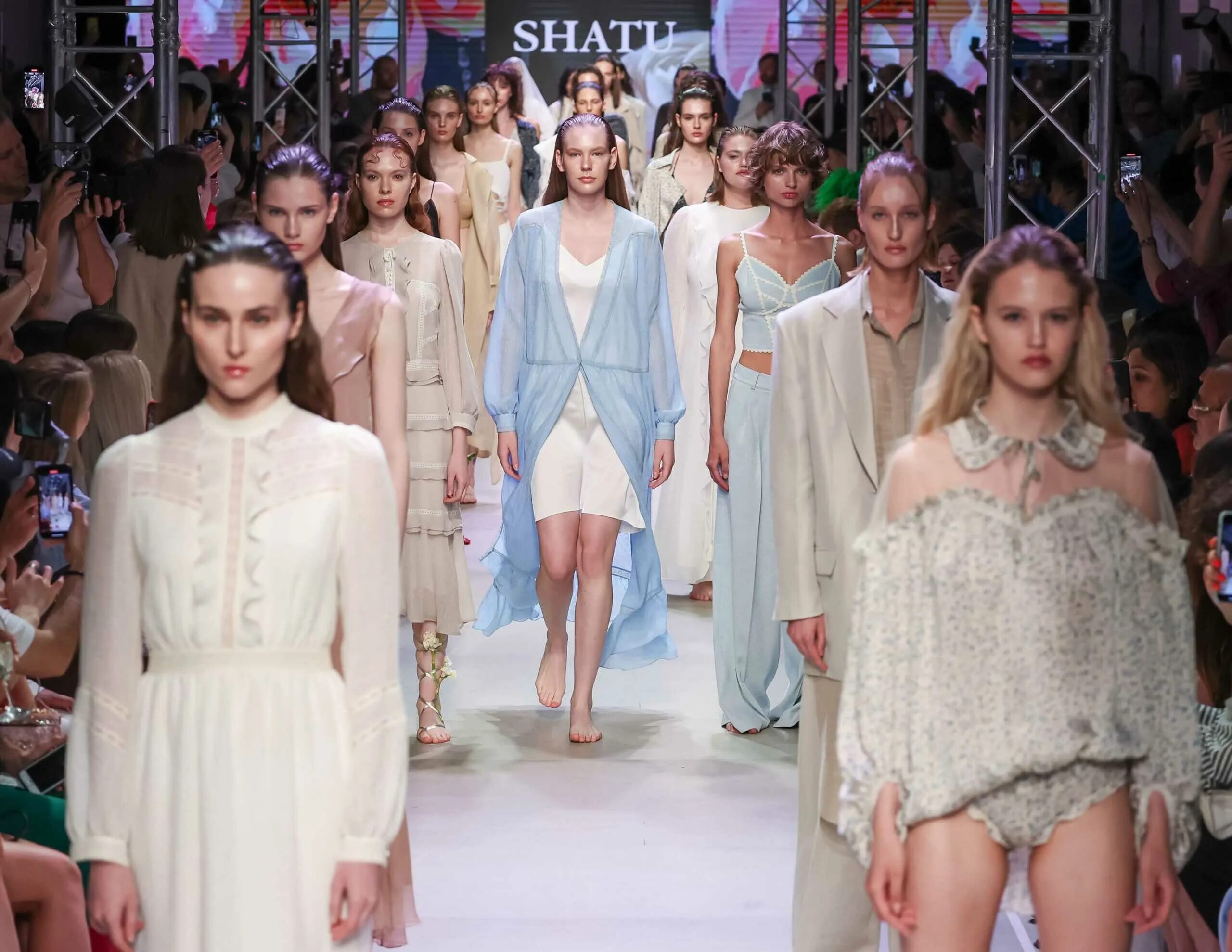 Estet fashion week 2022 москва. Показ мод на улице. Показ мод. Показ мод. Показ мод в москве 2023.