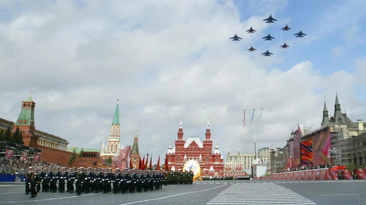 9 май кремль. 9 Мая парад Победы красной площади. Парад на красной площади 9 мая. Фон парад на красной площади. Кремль парад.