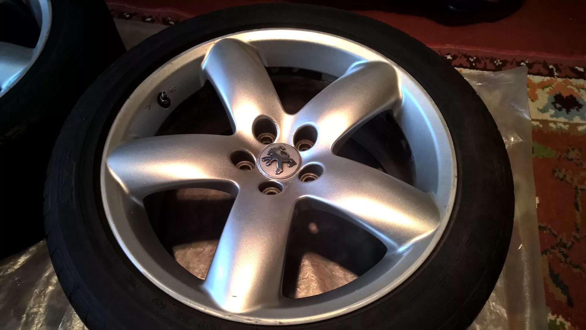 Peugeot r16 5x108. Колесные диски на пежо. Литые диски r17 peugeot. Пежо 4007 колеса. Колесные диски на пежо.