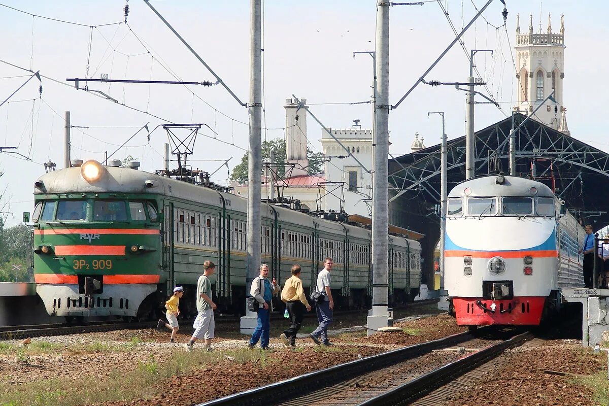 Электричка санкт петербург новый петергоф сегодня. Эр200-2. Электропоезд СССР. Эр200.. Станция новый Петергоф эр2. Эр2 909.