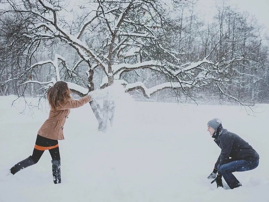 В сугробе тепло снег один. Девушка зимой в снегу. Человек в зимнем лесу. Гулять под снегом. Парень и девушка в снегу.
