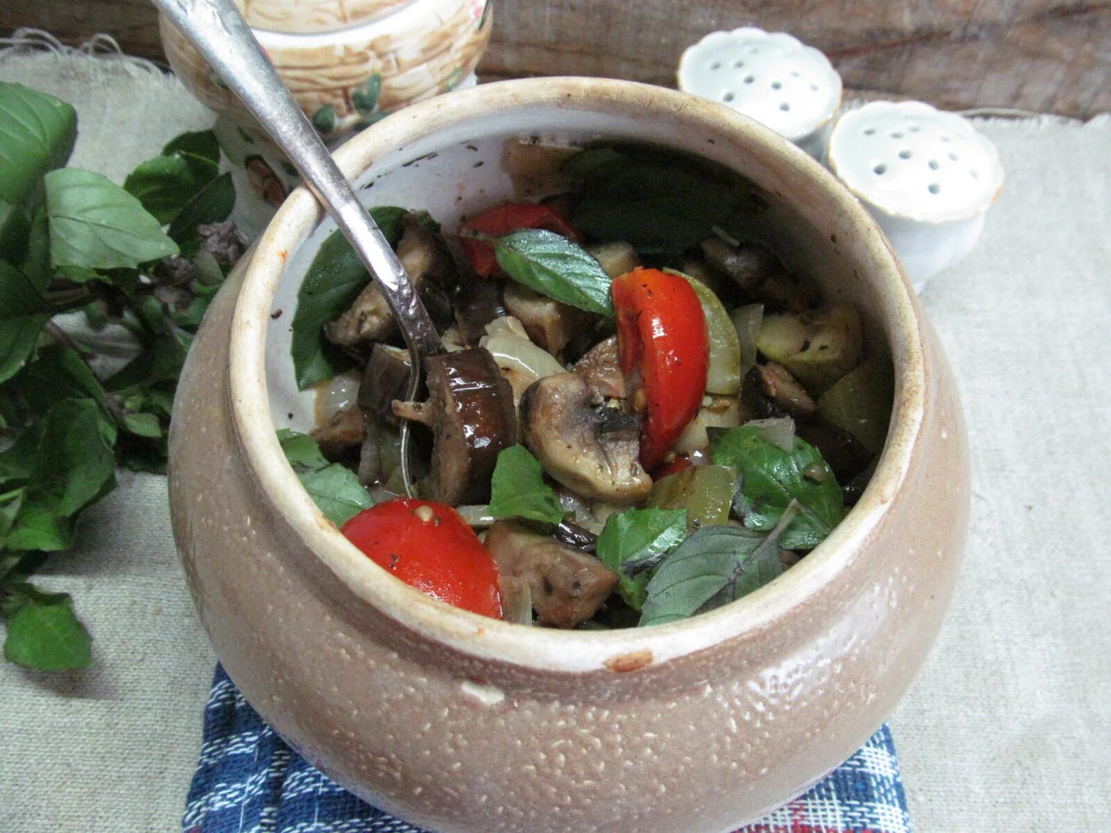 Блюдо с грибами в горшочках. Грибы тушеные в горшочках в духовке. Курица с картошкой в горшочке. Жаркое в горшочках с мясом и картошкой и грибами. Жаркое из свинины с картошкой в горшочках с грибами.