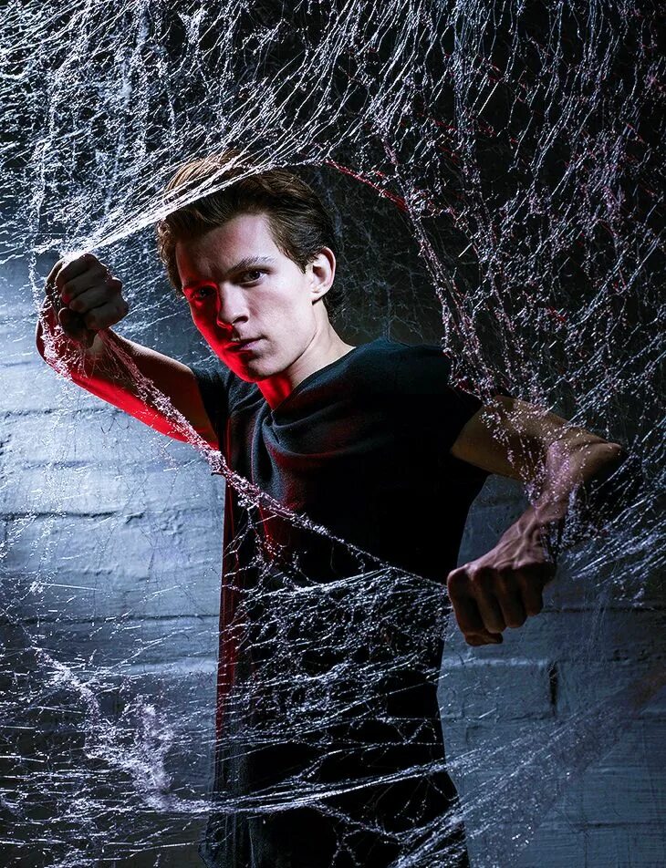 Питер паркер том холланд милые. Том холланд горящий стул. Том холланд. Том холод. Томас холланд 2020.