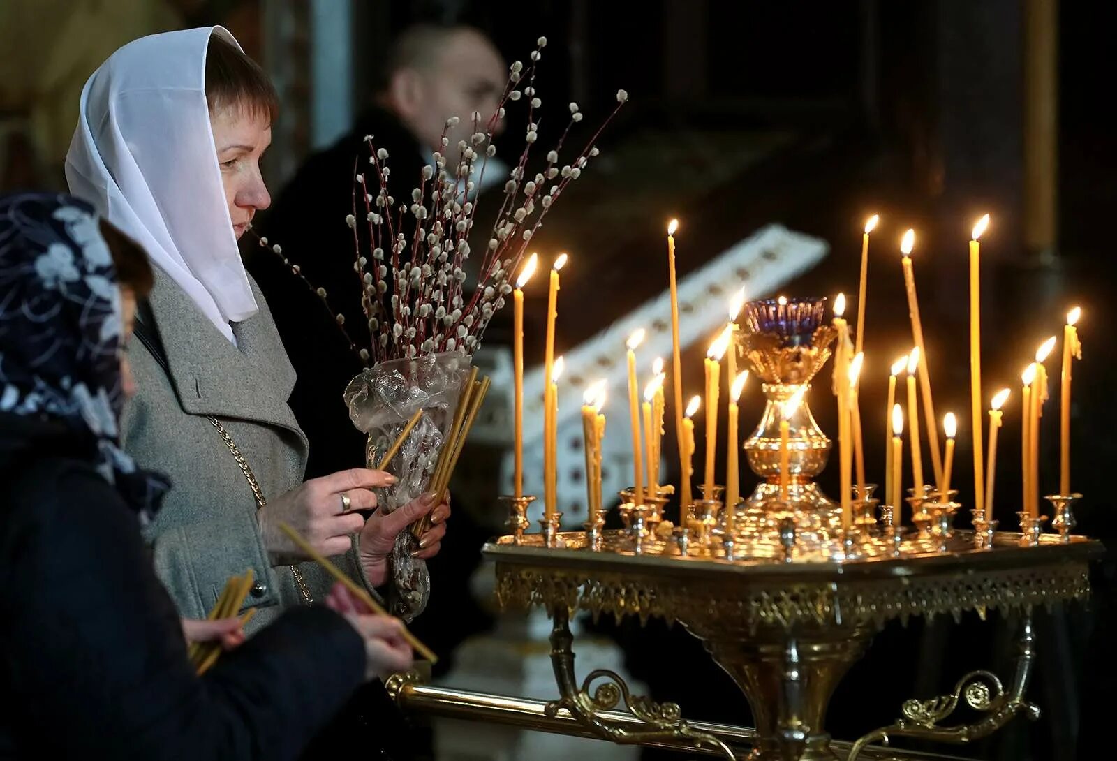 Вербное воскресенье православный праздник. Вербное воскресенье храм Христа Спасителя. Верба Православие. Люди с вербами в храме.