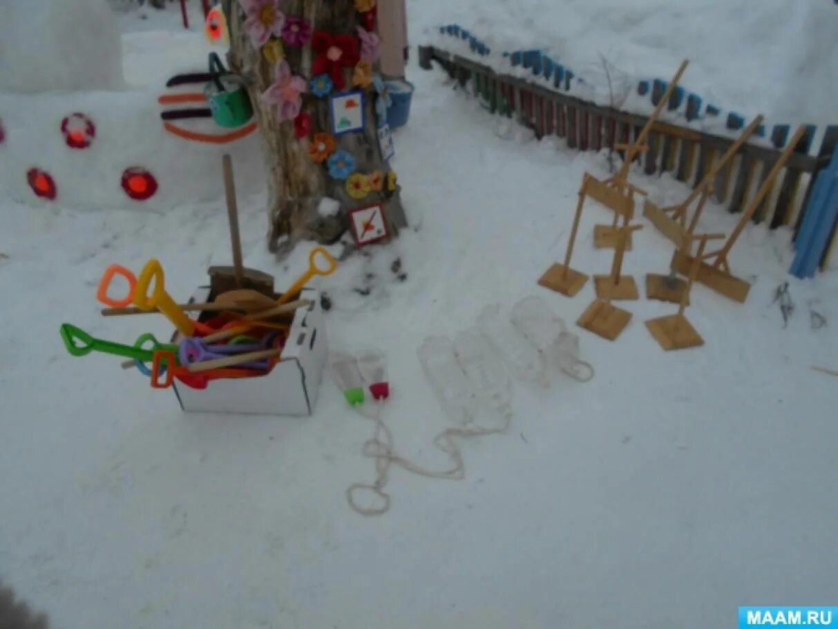 Выносной материал для прогулок в детском саду. Зимний выносной материал для прогулок в детском саду. Украшение детской площадки в детском саду зимой. Игрушки выносной материал на прогулке. Выносной материал для прогулок зимой.