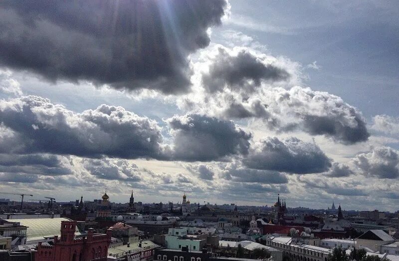 Пасмурно с прояснениями. Что такое облачное с прояснениями. Москва облачно. Облачность в Москве.