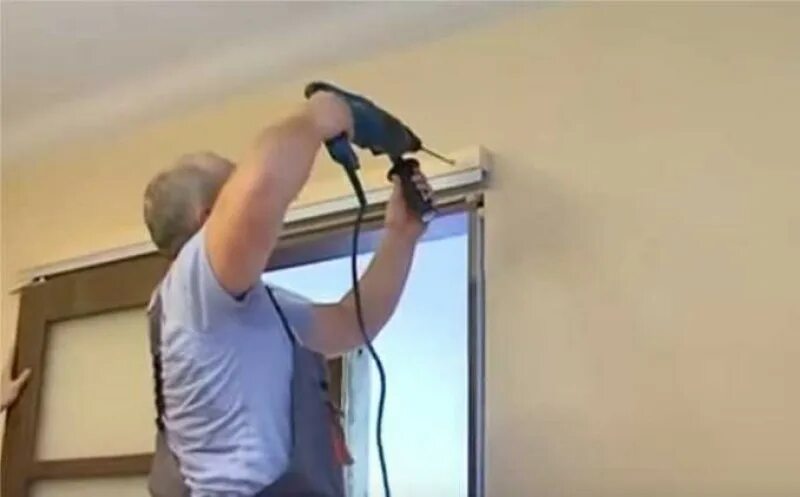 Установка дверей раздвижные видео. Монтаж сдвижной двери. гибкая межкомнатная дверь раздвижная. автоматические раздвижные двери монтаж. самостоятельная установка раздвижных дверей.
