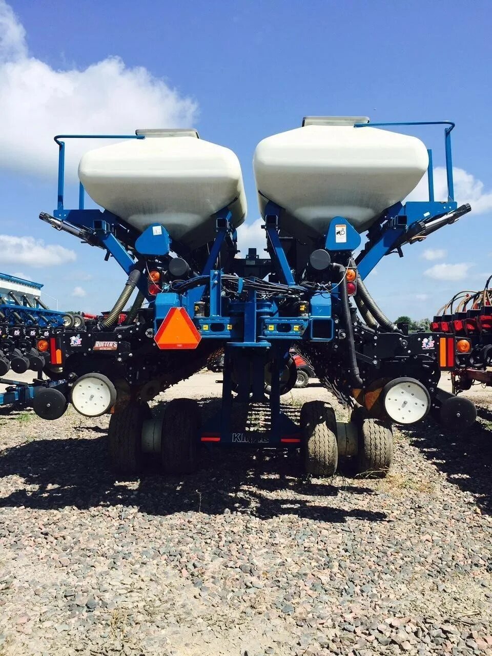 Kinze 3700. Сеялка подсолнечника Kinze 3705. Сеялка Kinze 3605. Kinze 3700 трубка для удобрений.