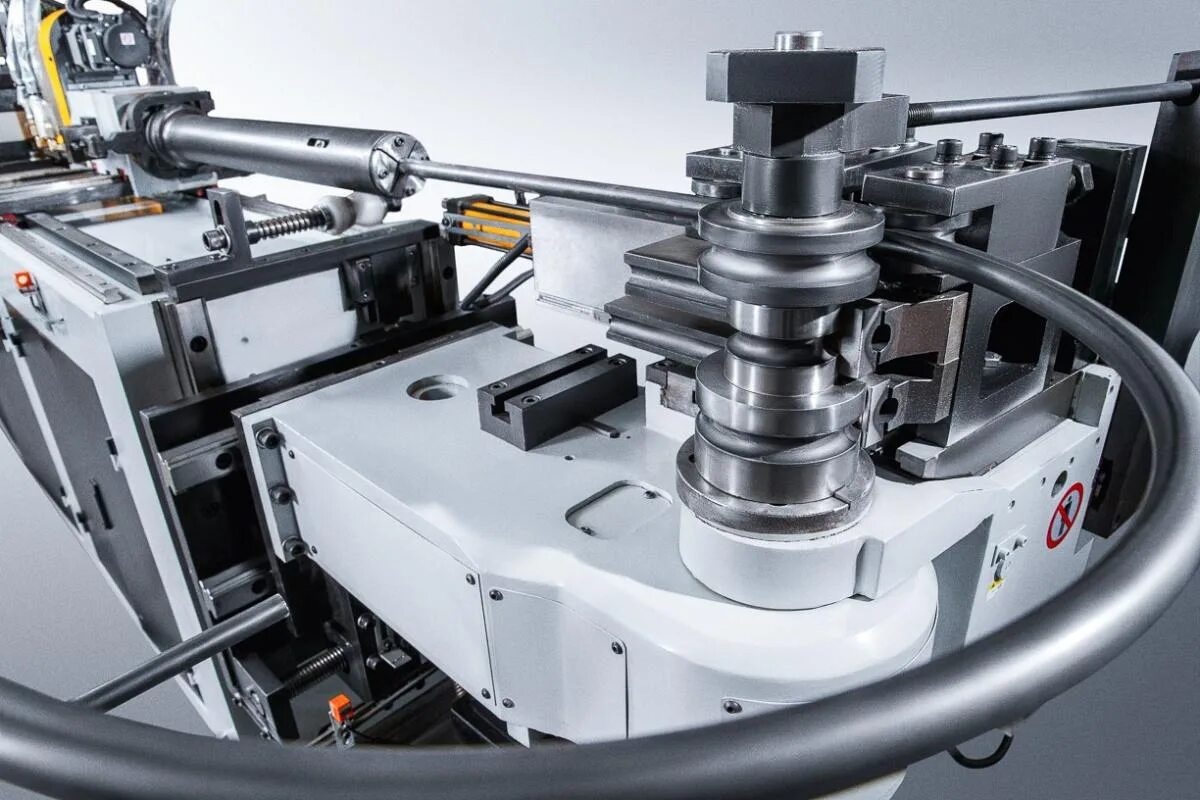 Через станок. Ironmac ib-cnc. трубогибочный станок с чпу. трубогиб с чпу. трубогиб автоматический.