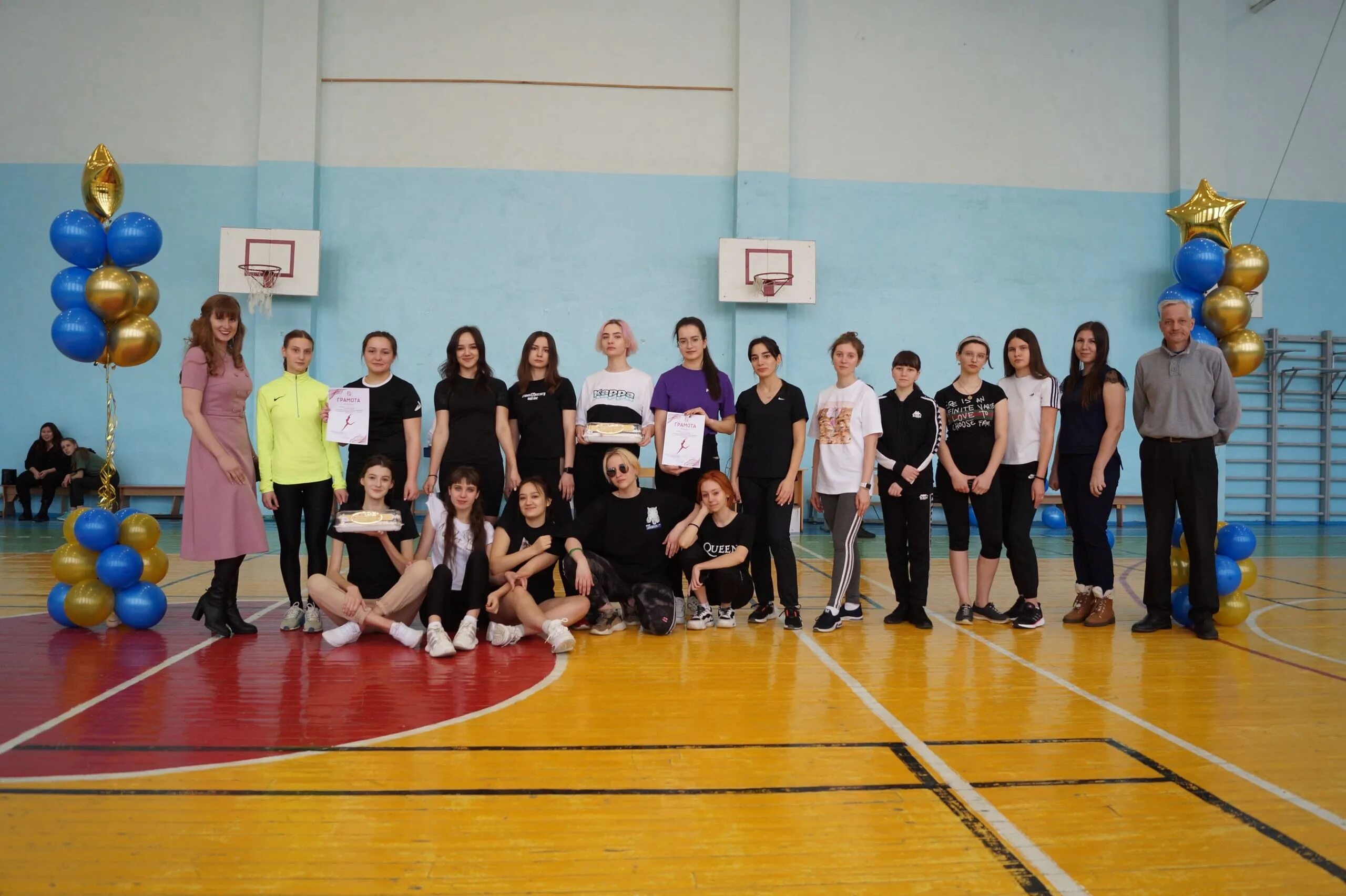 А ну ка девочки спортивная. Спортивные конкурсы для девочек. Спортивные конкурсы на а ну-ка девушки. А ну ка девочки спортивное. Коллектив спортсменов.