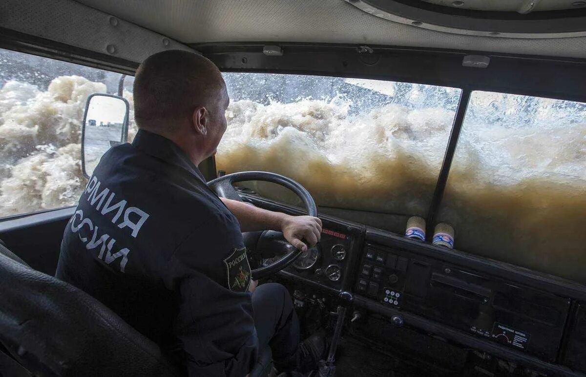 Водителю военного автомобиля. Военный водитель. Военный КАМАЗ С водителем. Водитель в армии. Военный водитель за рулем.